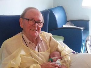 Kisah Kakek yang Membantu Merawat Bayi-bayi di ICU