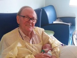 Kisah Kakek yang Membantu Merawat Bayi-bayi di ICU