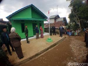 Kado HUT TNI, Mak Cacih Huni Rumah Baru Kado HUT TNI, Mak Cacih Huni Rumah Baru