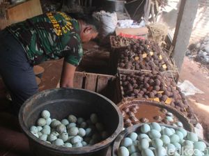 Tambah Penghasilan, Anggota Koramil Ini Jualan Telur Asin