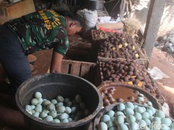 Tambah Penghasilan, Anggota Koramil Ini Jualan Telur Asin
