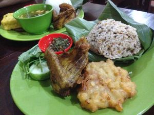Lagi di Tasik? Kamu Wajib Cicip Mie Baso hingga Nasi Tutug Oncom di Sini Lagi di Tasik? Kamu Wajib Cicip Mie Baso hingga Nasi Tutug Oncom di Sini