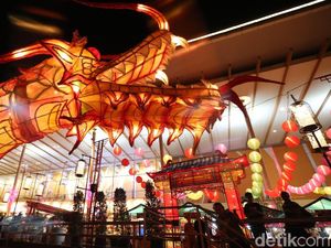 Indahnya Perayaan Kue Bulan dengan Lampion Naga