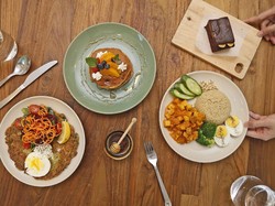 Wanita Ini Masukkan Potongan Kaca ke Dalam Makanannya Agar Bisa Makan Gratis