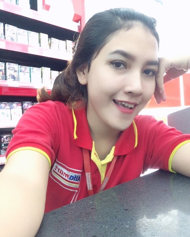 Pegawai. Kasir Indomaret. SPG Indomaret. Indomaret hot. Cewek Indomaret.