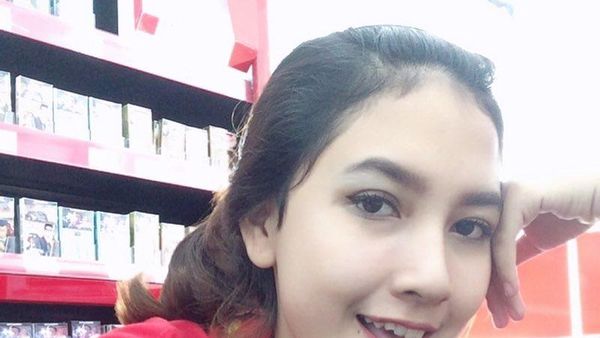 Viral, Kasir Alfamart Berparas Cantik Seperti Model