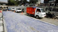 Perbaikan Jalan, Kendaraan Mengular di Jalan Basuki Rahmat