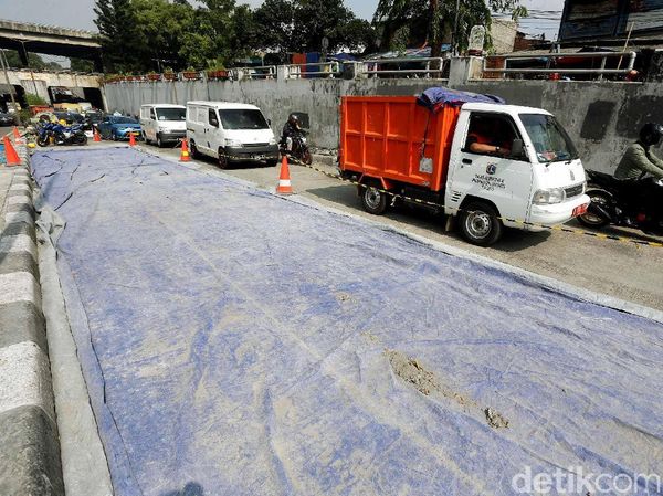Perbaikan Jalan, Kendaraan Mengular di Jalan Basuki Rahmat