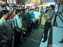 Tingkatkan Kewaspadaan, Kapolrestabes Bandung Cek Senpi Anggota