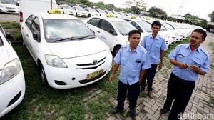 Foto: Kalah Saing dengan Taksi Online, Express PHK 250 Karyawan