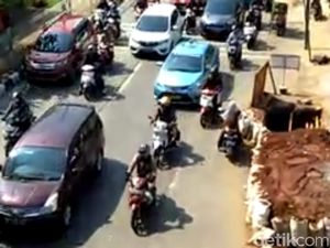 The Power of Emak-emak! Aksi Nekat Pemotor Lawan Arus Saat Macet