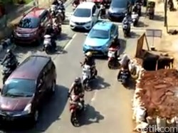 The Power of Emak-emak! Aksi Nekat Pemotor Lawan Arus Saat Macet