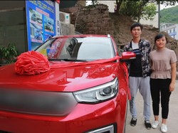 Romantis dan Unik, Pria Ini Belikan Istrinya Mobil Pakai Uang Berbentuk Hati