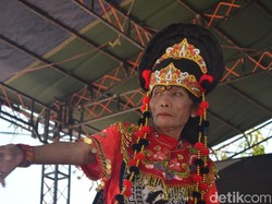 Lestarikan Budaya, Mimi Tumus Masih Menari Topeng di Usia Senja