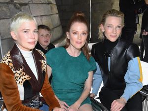 Foto: Adu Gaya Selebriti Dunia di Fashion Show Louis Vuitton