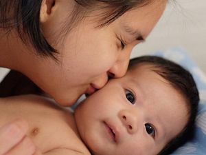 Muah! Kecupan Sayang Putri Titian buat Iori Muah! Kecupan Sayang Putri Titian buat Iori