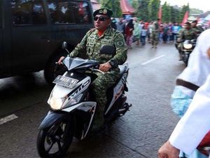 Pangkostrad Naik Motor ke Lokasi HUT TNI