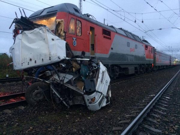 Ringsek Parah, Begini Kondisi Bus yang Ditabrak Kereta di Rusia