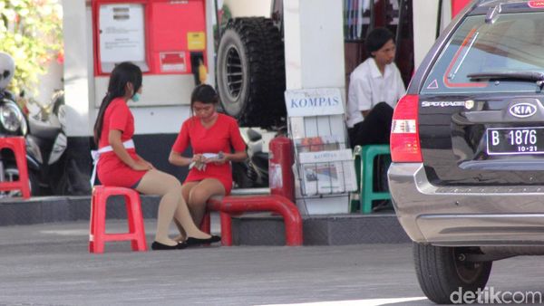 Tak Kalah Dengan di Mall, SPG SPBU di Denpasar Ini Juga Tampil Menarik