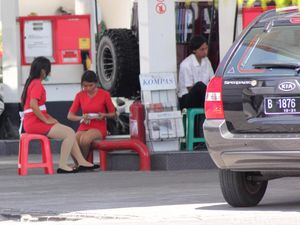 Tak Kalah Dengan di Mall, SPG SPBU di Denpasar Ini Juga Tampil Menarik