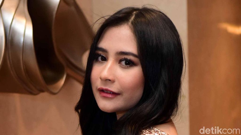 Lirikan Prilly Latuconsina Bikin Deg-Degan Lirikan Prilly Latuconsina Bikin Deg-Degan