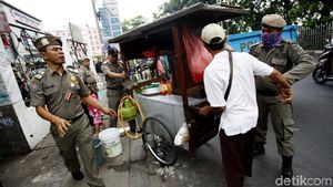 Foto: Asyik! Trotoar di Ciracas Bebas PKL dan Parkir Liar