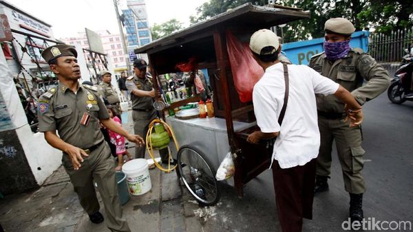 Foto: Asyik! Trotoar di Ciracas Bebas PKL dan Parkir Liar