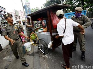 Foto: Asyik! Trotoar di Ciracas Bebas PKL dan Parkir Liar