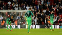 Para pemain Slovenia terlihat kecewa dengan kekalahan itu. Hasil itu membuat Slovenia harus berjibaku dengan Skotlandia dan Slovakian di laga terakhir demi berebut tiket play-off (Darren Staples/Reuters)