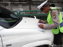 Terciduk! 10 Pengendara Pakai HP Saat Berkendara Ditilang Polisi