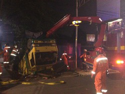 Petugas Damkar Bantu Evakuasi Truk Terguling di Jagakarsa Jaksel