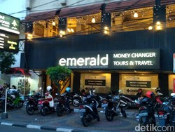 Rupiah Melemah, Ada Money Changer Jual Dolar AS Rp 13.700