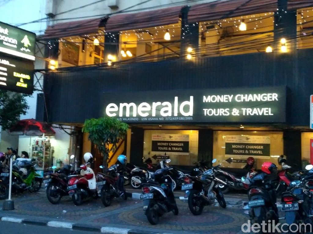 Rupiah Melemah, Ada Money Changer Jual Dolar AS Rp 13.700 Rupiah Melemah, Ada Money Changer Jual Dolar AS Rp 13.700