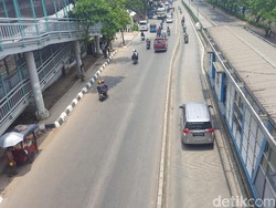 Pengendara Kembali Gotong Royong Angkat Motor di Busway Manggarai