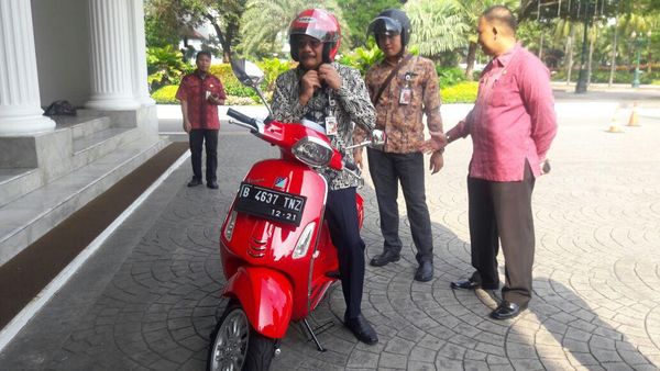 Gaya Djarot Naik Vespa Merah ke Balai Kota