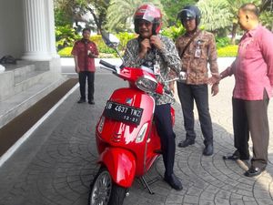 Gaya Djarot Naik Vespa Merah ke Balai Kota
