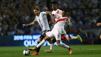 Bermain di depan pendukung sendiri, Argentina mendominasi jalannya pertandingan dan menciptakan banyak peluang. Tapi sulit bikin gol (Marcos Brindicci/Reuters)