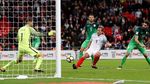 Pesawat Terbang Kertas di Stadion Wembley