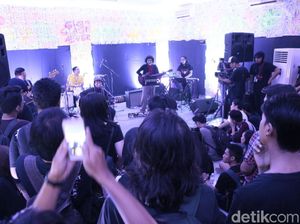 Intimasi Adrian Yunan di Panggung Synchronize Fest 2017 Intimasi Adrian Yunan di Panggung Synchronize Fest 2017