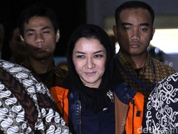 Pakai Rompi Oranye, Bunda Rita Resmi Ditahan KPK