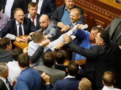 Duh! Anggota Parlemen Ukraina Berkelahi di Ruang Rapat