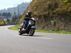 Menuju Kustomfest Jogja Naik Piaggio-Vespa