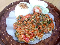 Menyantap (Bahasa) Makanan