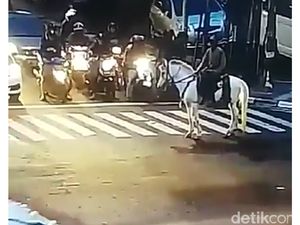 Pendekar Berkuda Ini Bingung Ditegur CCTV Bersuara di Bandung Pendekar Berkuda Ini Bingung Ditegur CCTV Bersuara di Bandung