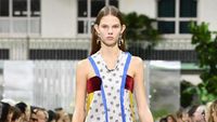 Foto: 25 Koleksi Terbaru Valentino di Paris Fashion Week
