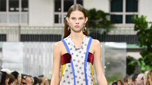 Foto: 25 Koleksi Terbaru Valentino di Paris Fashion Week