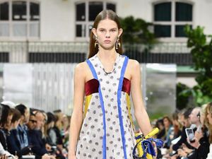 Foto: 25 Koleksi Terbaru Valentino di Paris Fashion Week