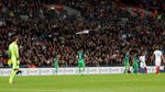 Pesawat Terbang Kertas di Stadion Wembley