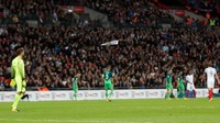 Pesawat terbang kertas yang diluncurkan suporter ini lazim terlihat saat Inggris menjamu Slovenia dalam partai kualifikasi Piala Dunia 2018 di Wembley, Jumat (6/10/2017) dini hari WIB. (Foto: Carl Recine/Action Images via Reuters)