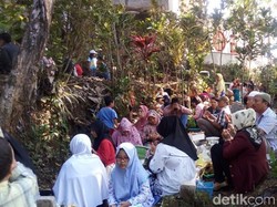 Ribuan Warga Ngalap Berkah Nyadran di Makam Ki Mandung Gunung Kalong